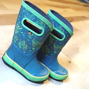 Bogs green geometric rain boots